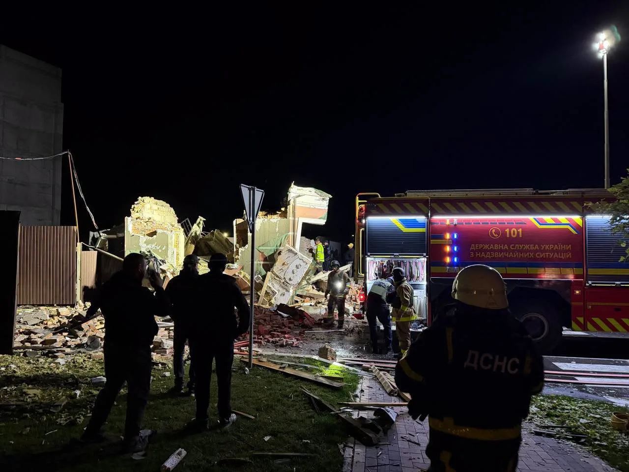 На зображенні може бути: швидка допомога, вогонь, освітлення і текст