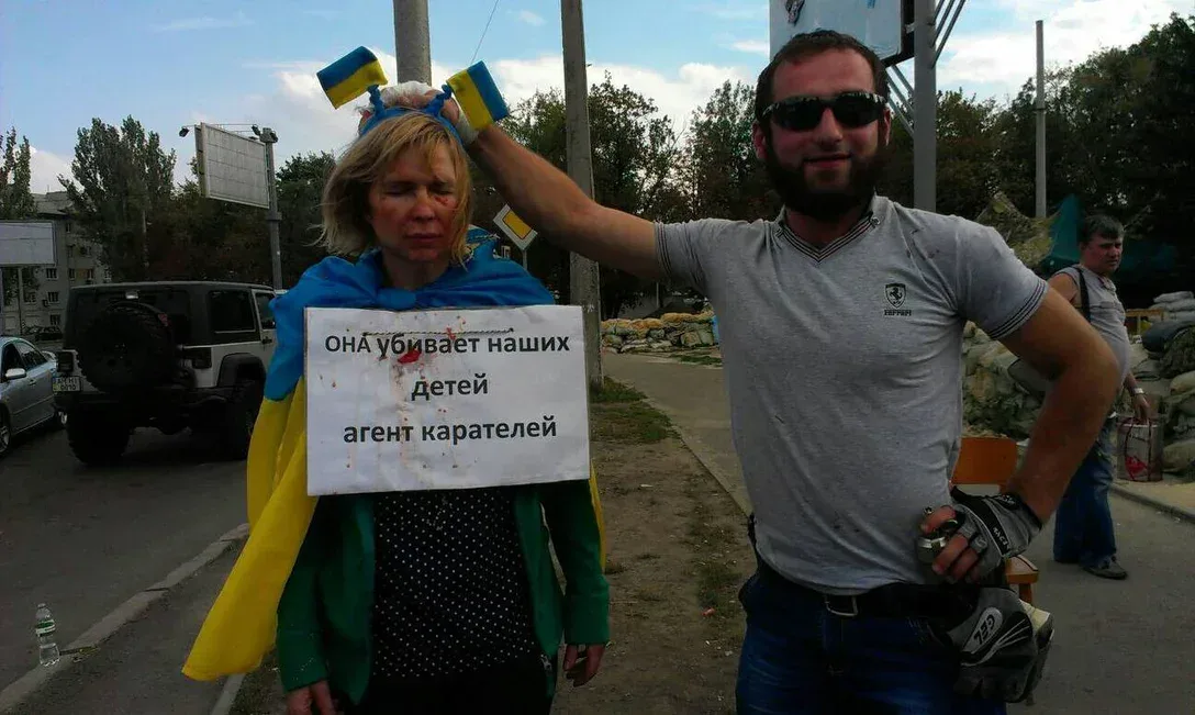 Учасників незаконного формування "Восток" підозрюють у жорстокому поводженні з волонтеркою на Донеччині