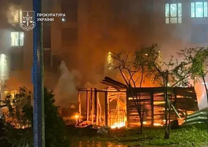 Удар по багатоповерхівці в Києві: загинула жінка та чоловік в авто, палали квартири й машини (фото)
