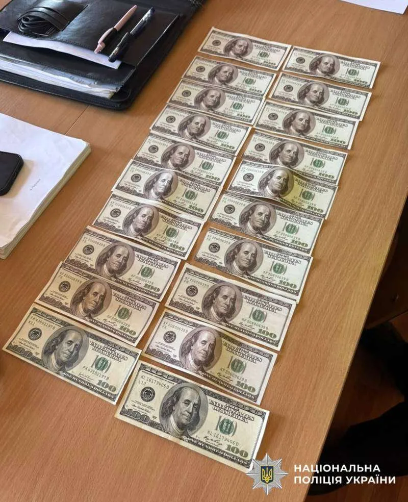 У Чернівцях на хабарі 2000 доларів США затримали директора фахового коледжу У Чернівцях на хабарі 2000 доларів США затримали директора фахового коледжу