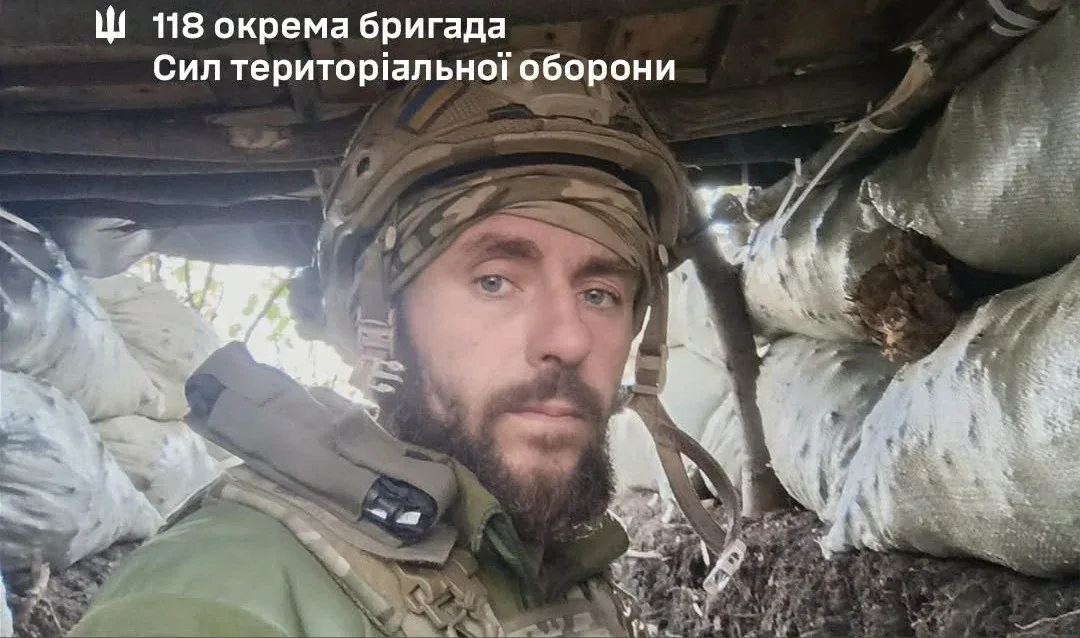Боєць в шоломі та бронежилеті