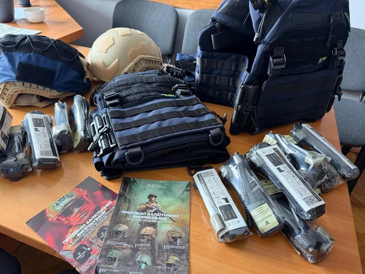 Суми: комунальникам передали бронежилети, шоломи й турнікети