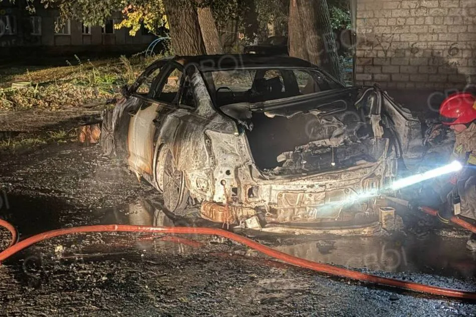На Дніпропетровщині згорів легковик Audi, припаркований біля будинку
