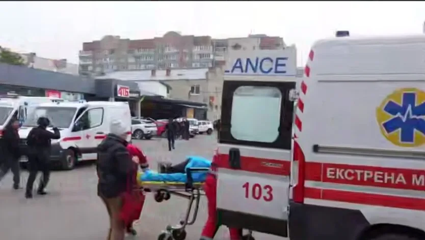 Удар "Шахеда" по Луцку: Зеленский призвал не уговаривать Москву, а заставлять остановиться