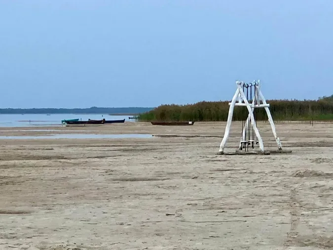 Світязь відступає: гойдалка, яка ще недавно стояла у воді, опинилася на сухому піску