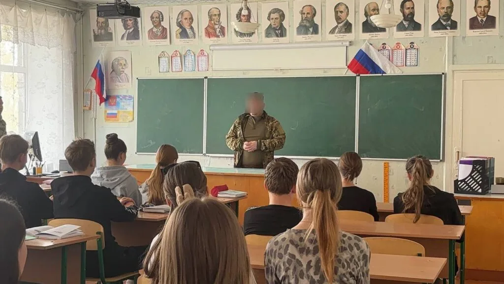 Окупаційна влада залучає російських військових і силовиків до ідеологічного виховання дітей у Чернігівській громаді Запорізької області