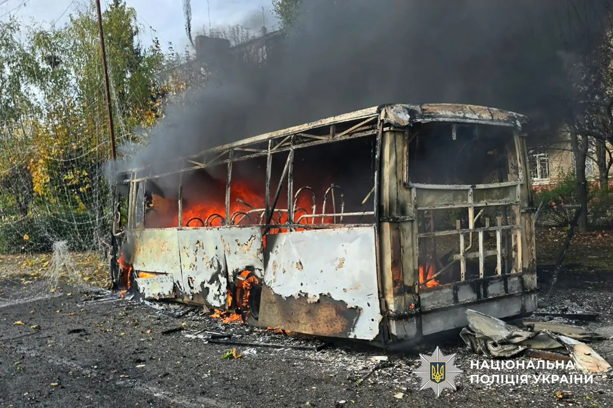Наслідки російської атаки на Краматорськ, пошкоджені багатоповерхівки, автобуси та цивільні автомобілі