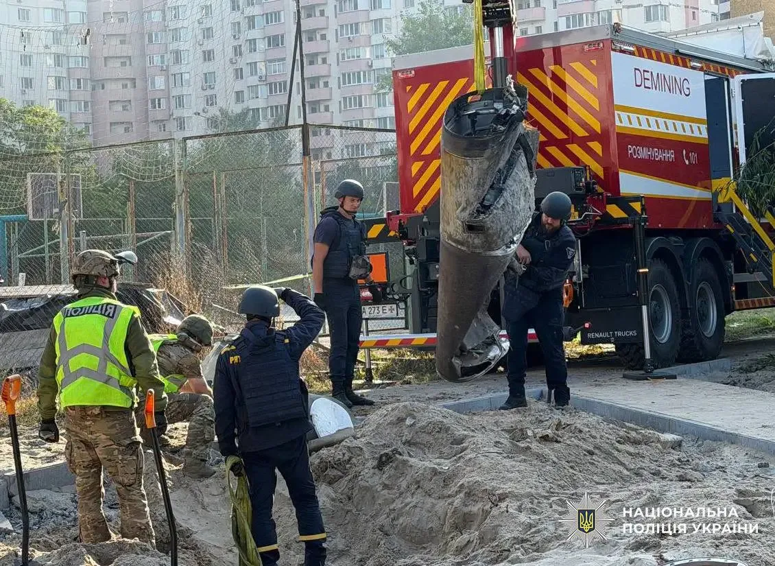 У Києві вилучили та перевезли для ліквідації російську балістичну ракету (відео)
