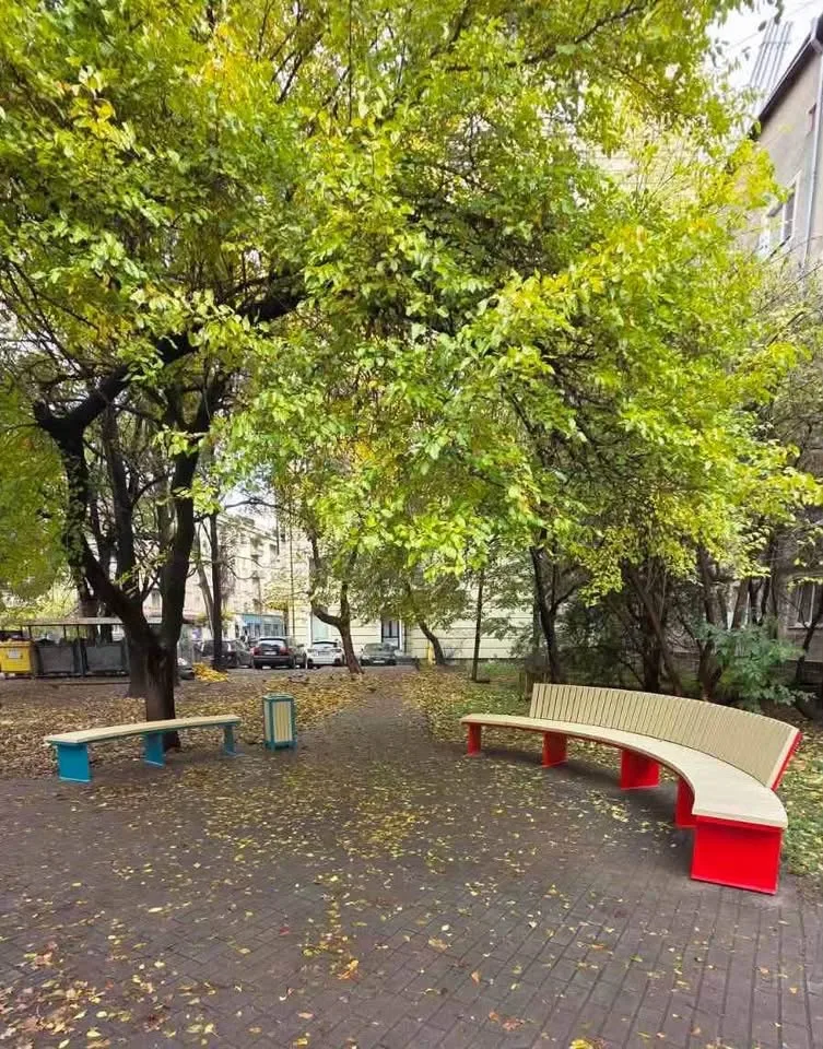 В Івано-Франківську облаштували нову зону відпочинку з лавками та урнами