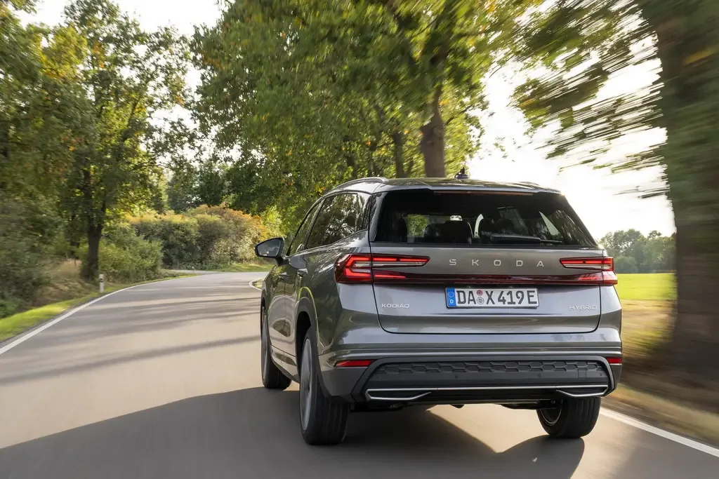 Skoda Kodiaq відзначає 10-річчя: версія Laurin & Klement і потужніший гібрид, що заряджається.