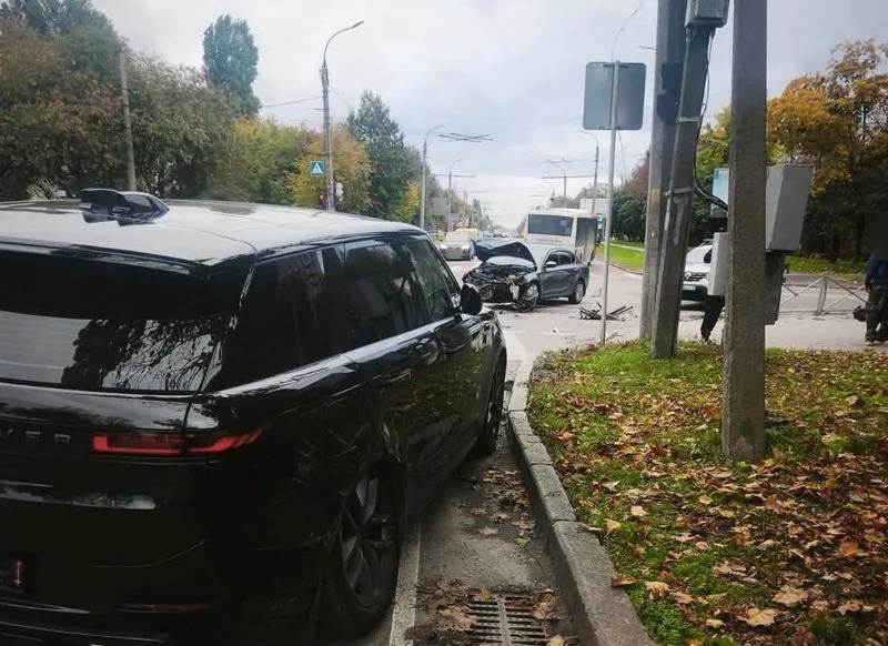 На одному з перехресть в Черкасах Range Rover спричинив ДТП