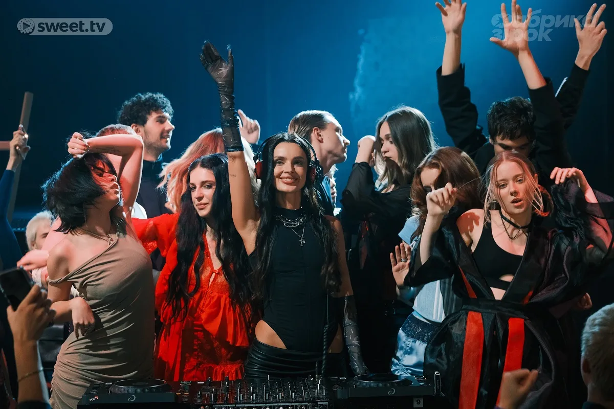 Бадоев наложил вето, DJ KOROLOVA пообещала победителю трек для всего мира, а Козловский признался: "Я более закомплексован, чем эти ребята" — 6-й выпуск "Фабрики зірок" на SWEET.TV