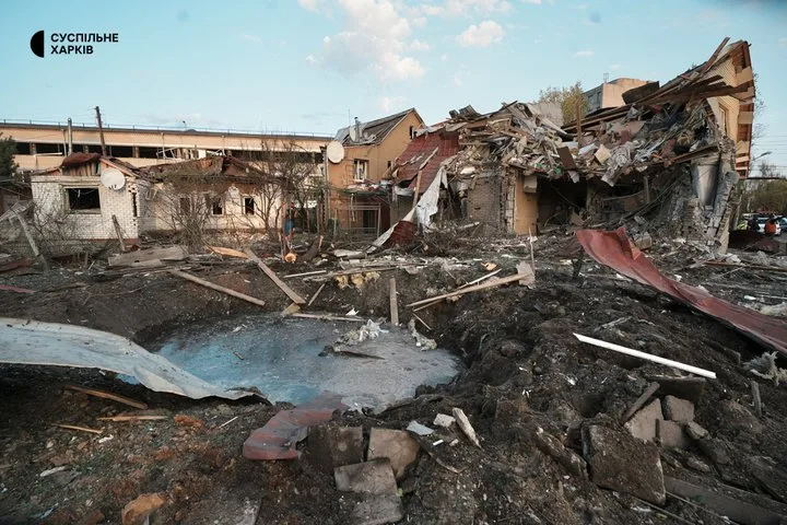 Воронка на місці удару російської ракети. Фото: "Суспільне Харків" / Вікторія Якименко