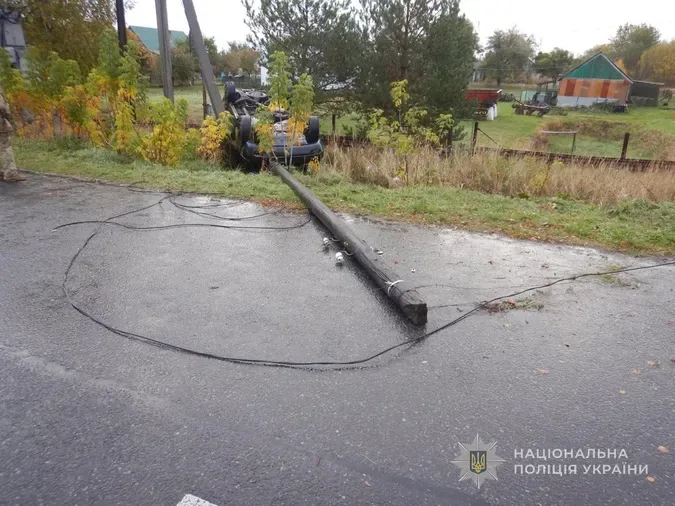 На Волині – смертельна ДТП: водій Volkswagen врізався в електроопору (фото)