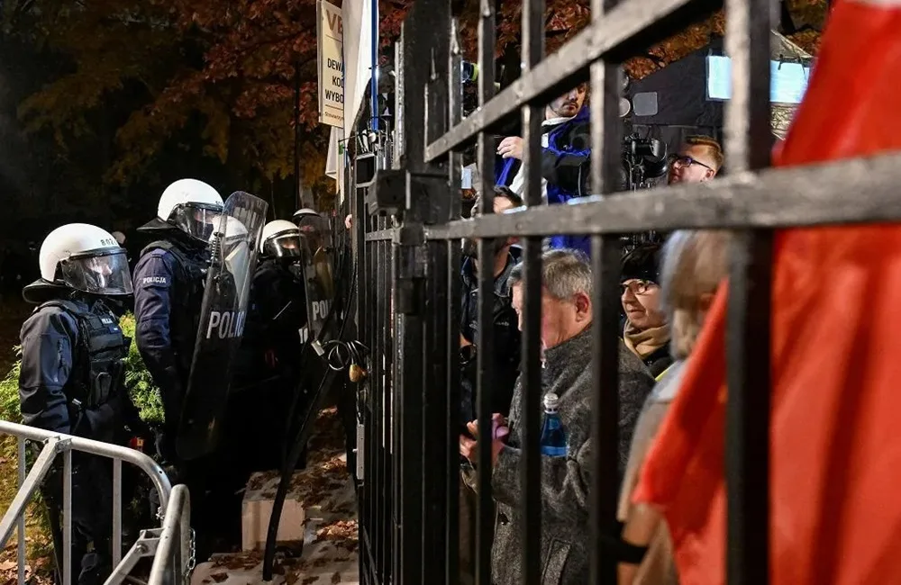 Сутички, штовханина з суддями та звинувачення у перевороті: у Польщі відсторонили керівництво Конституційного трибуналу