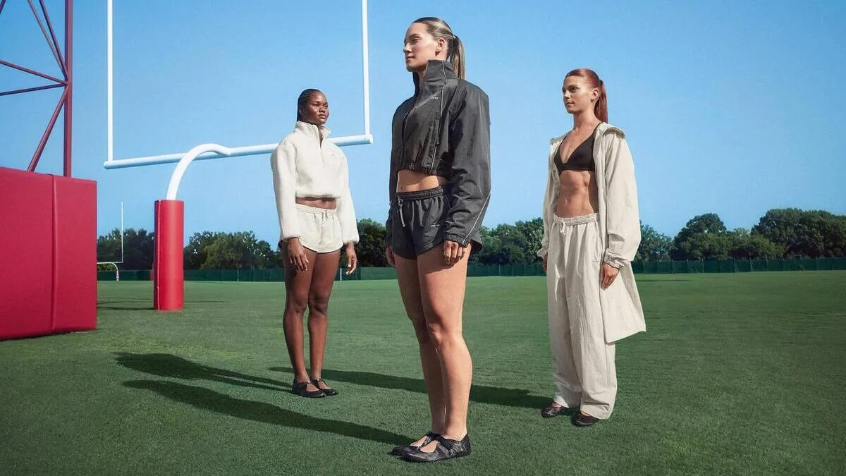 Фешн-дайджест: теплі шерпи від NikeSKIMS, благодійні ініціативи до Рожевого жовтня та інші модні релізи тижня