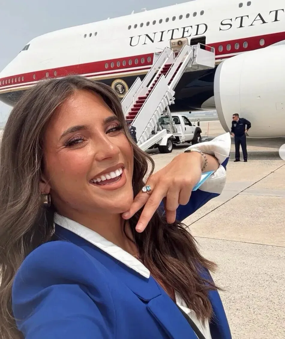 Фотографувалась зі зброєю і має футболку "F*ck Joe Biden" – Трамп взяв у свою медійну команду 24-річну журналістку