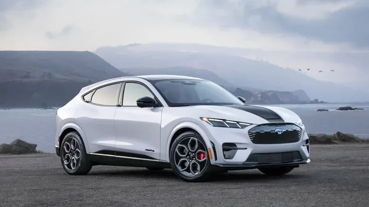 Автомобиль Ford Mustang Mach-E 2026 года