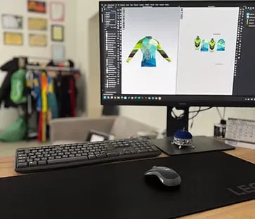 На моніторі комп’ютера відкриті цифрові 3D-моделі спортивного одягу, над якими працюють у MAXsport.