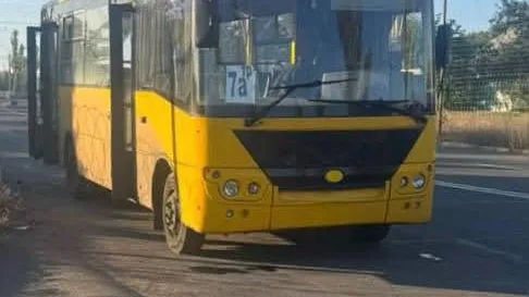 Росіяни вдарили FPV-дроном по рейсовому автобусу в Краматорську: двоє постраждалих