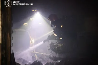 Гасіння пожежі після удару безпілотника по торговельному центру в Первомайську