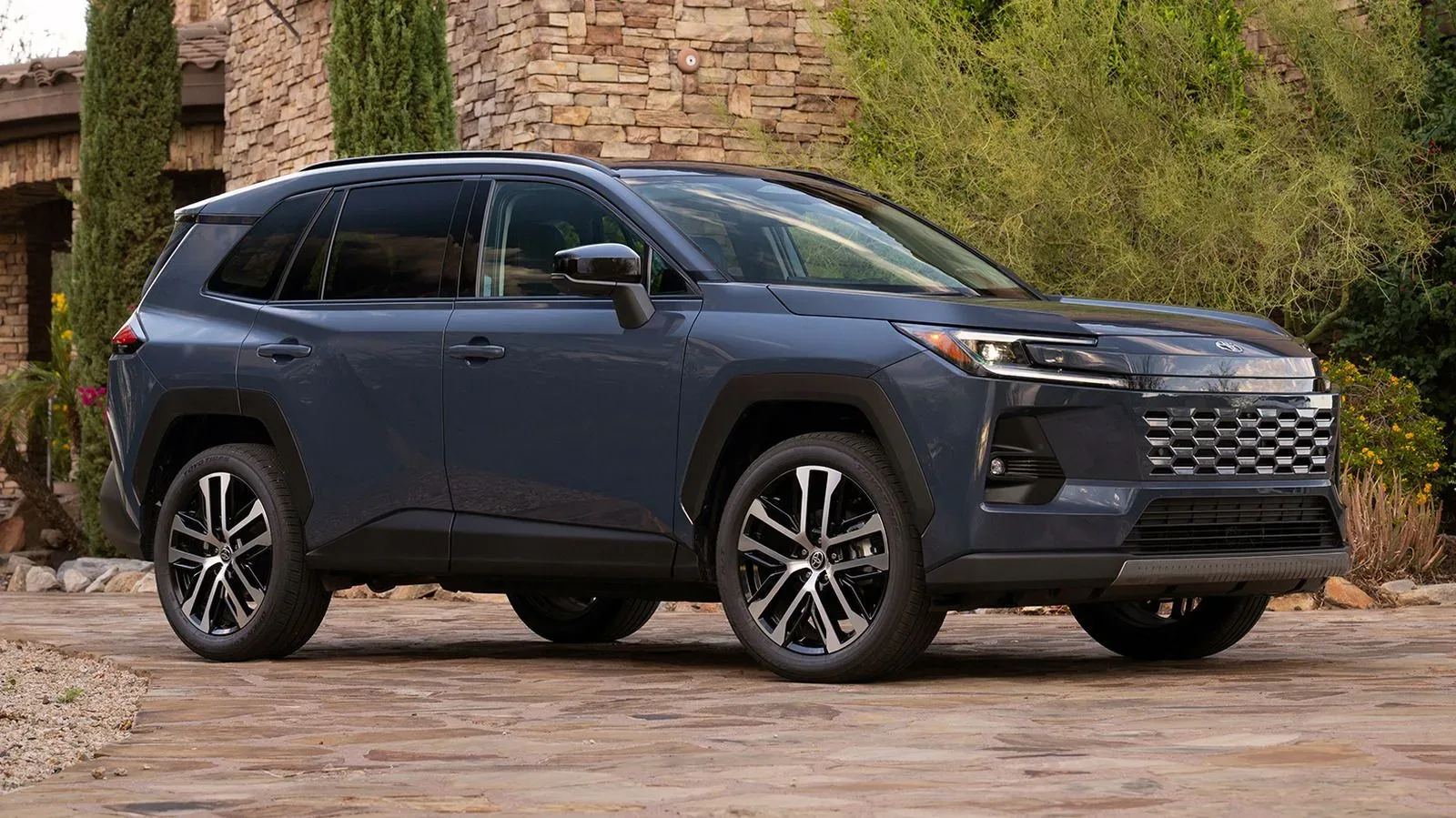 5 гібридних седанів, які економніші за Toyota RAV4 за витратою пального