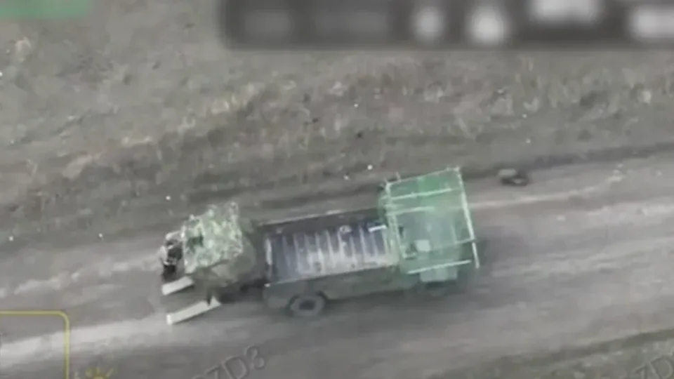 Операція під загрозою ворожих ударів: військовий евакуював пошкоджений робот на НРК-евакуаторі 