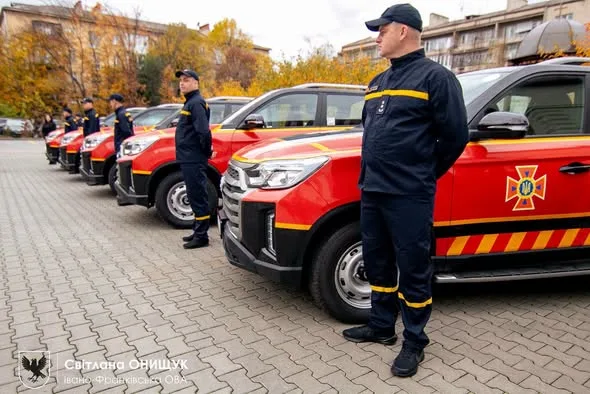 Прикарпатські рятувальники отримали від корейців 10 авто