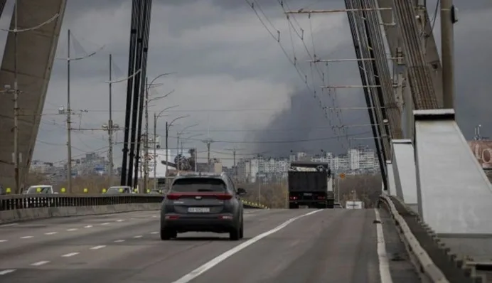 Росія атакує мости Києва, щоб паралізувати рух між берегами Дніпра — експерт