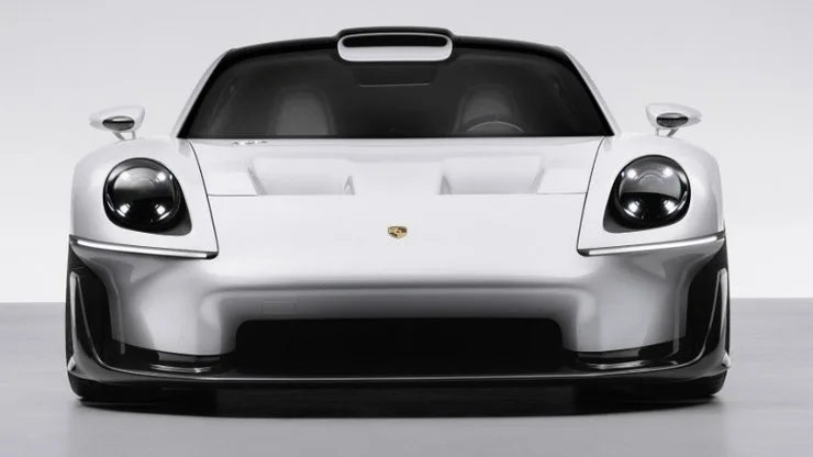 Серебристый спорткар Porsche Mission S, вид спереди с круглыми фарами и большим центральным воздухозаборником