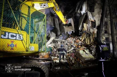 Під’їзд житлового будинку в Харкові, зруйнований російським ракетним ударом