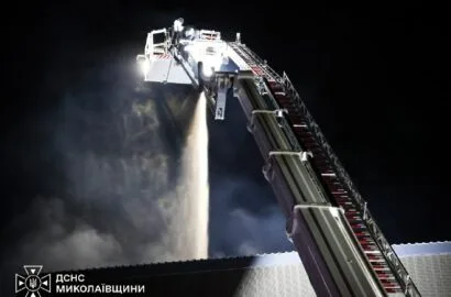 Гасіння пожежі після удару безпілотника по торговельному центру в Первомайську