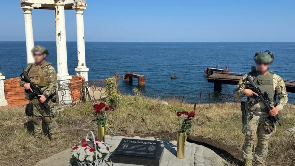 На острові, що став символом спротиву: на Зміїному відкрили меморіальний знак «Небесний ДОЗОР» 