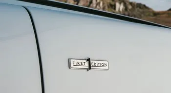 Шильдик First Edition на кузове Bentley Torcal