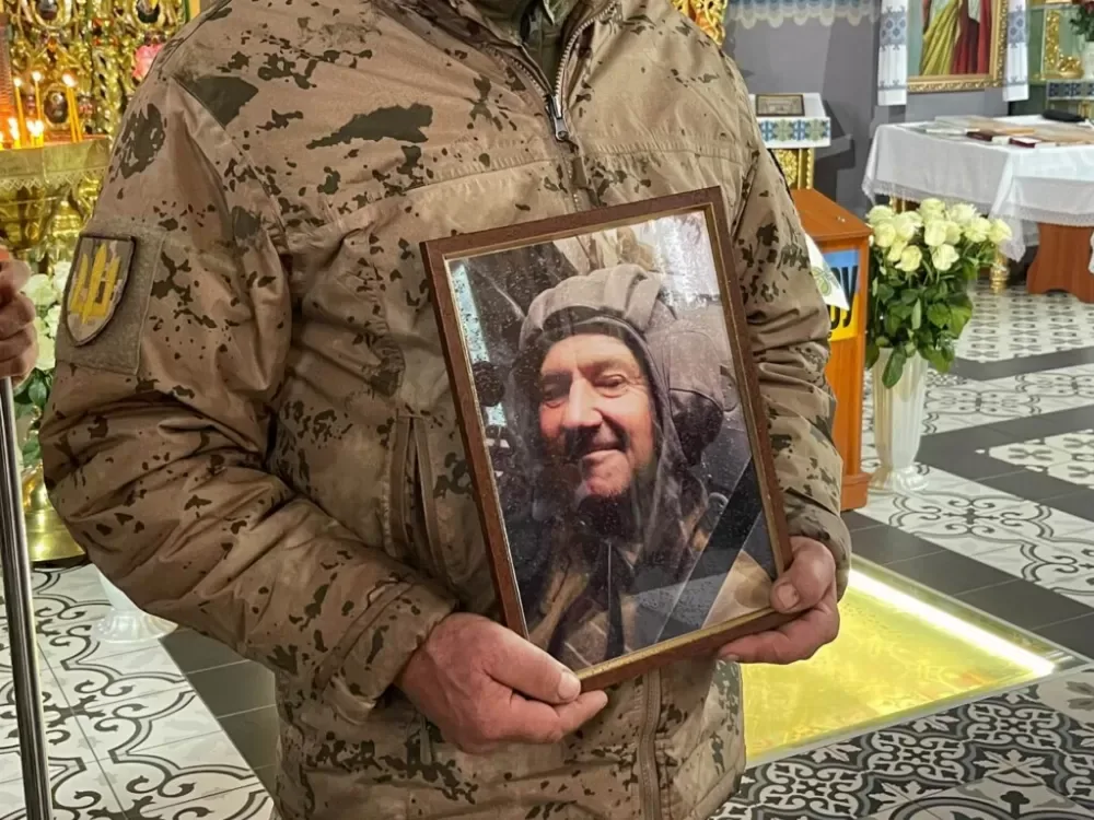 Захищав Україну до останнього: на Тернопільщині попрощалися з молодшим сержантом Андрієм Хромим