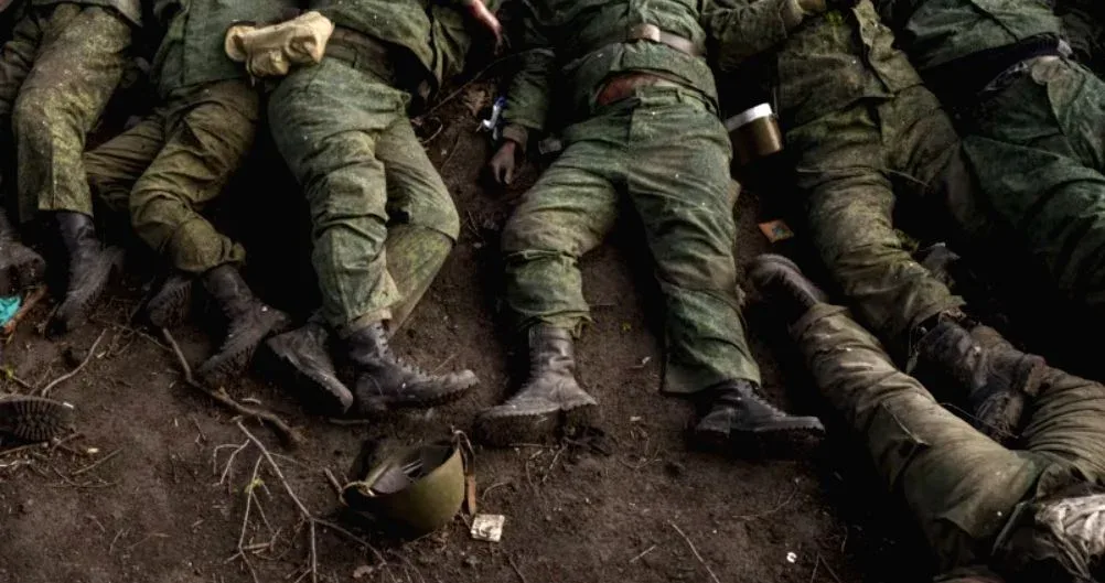 Російські військові лежать на землі