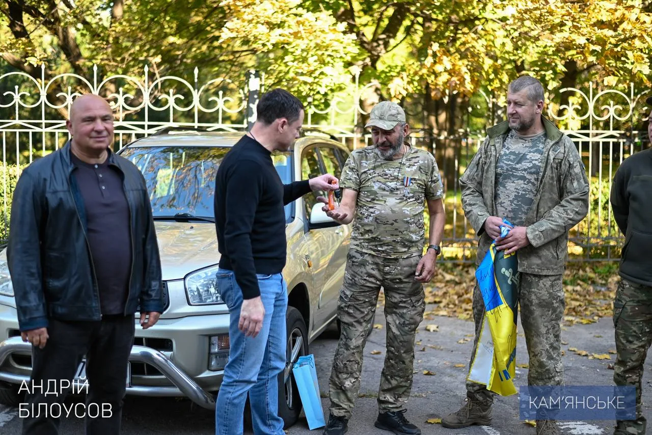 Кам’янське передало автівку для військових (відео)