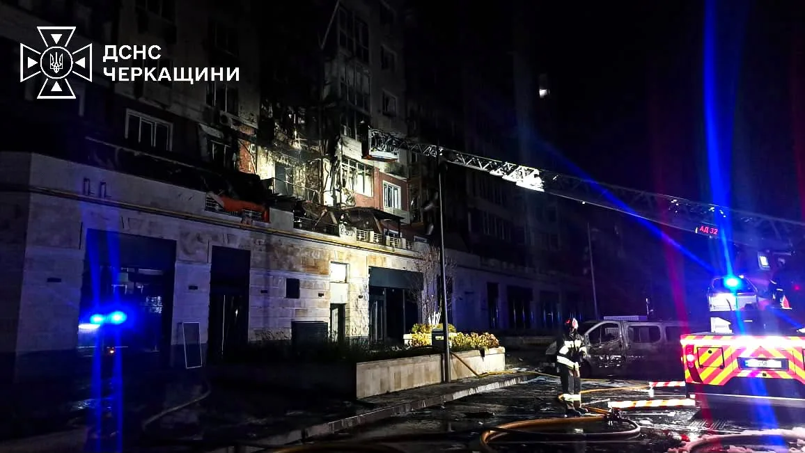 На зображенні може бути: швидка допомога, освітлення і текст