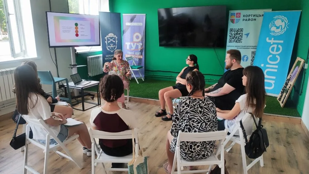 У Хортицькій філії молцентру для молоді проводять творчі майстер-класи, тренінги, кінопокази та літературні зустрічі, а навколо простору вже сформувалася активна спільнота тих, хто займається малюванням і графіті.
