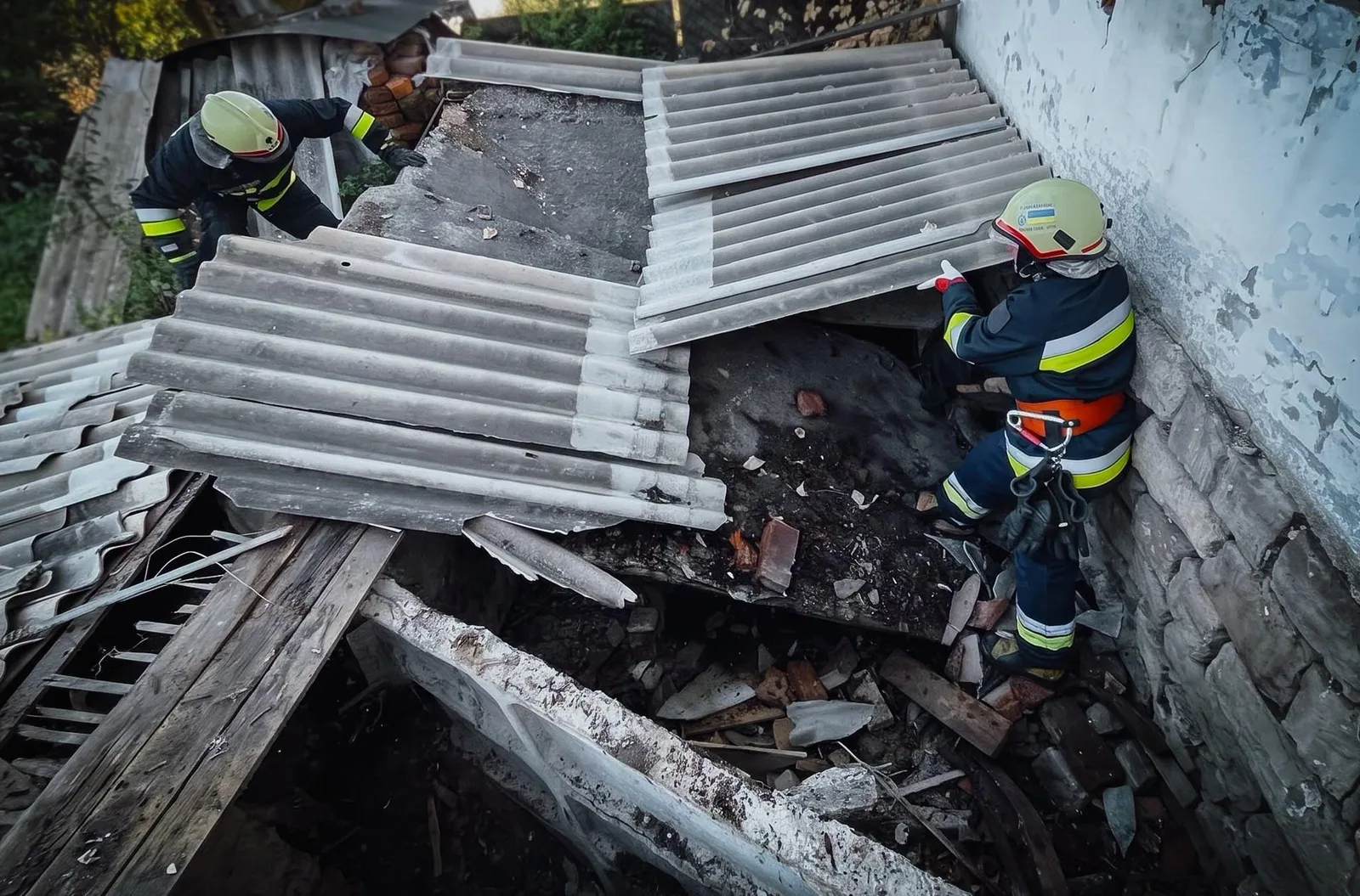 На Тернопільщині деблокували чоловіка, якого затиснуло бетонною плитою