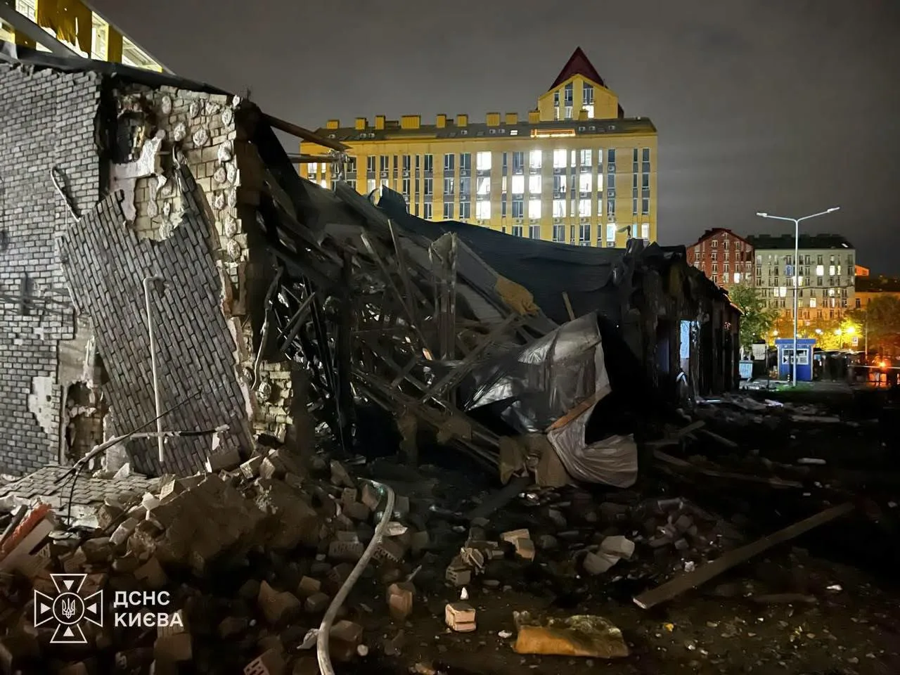 Рятувальники виявили тіло загиблої людини у Києві після ракетних ударів