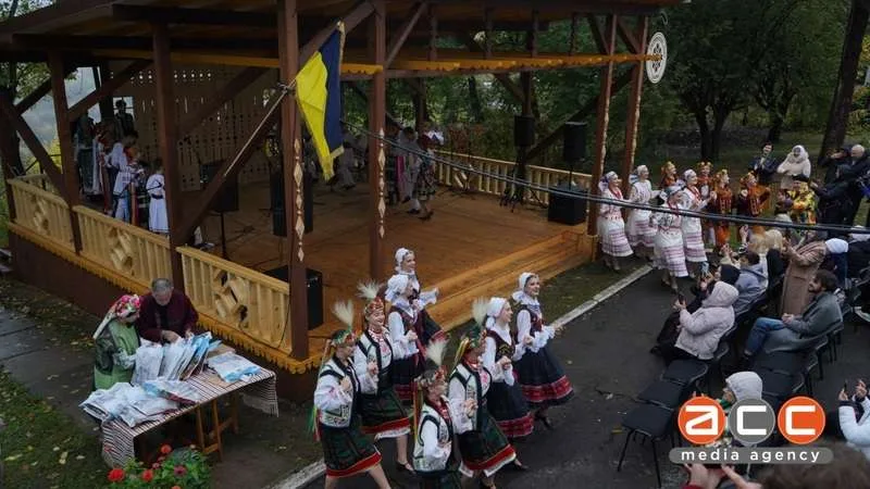 У Чернівцях на височині відкрили мистецький простір із різьбленим ґанком
