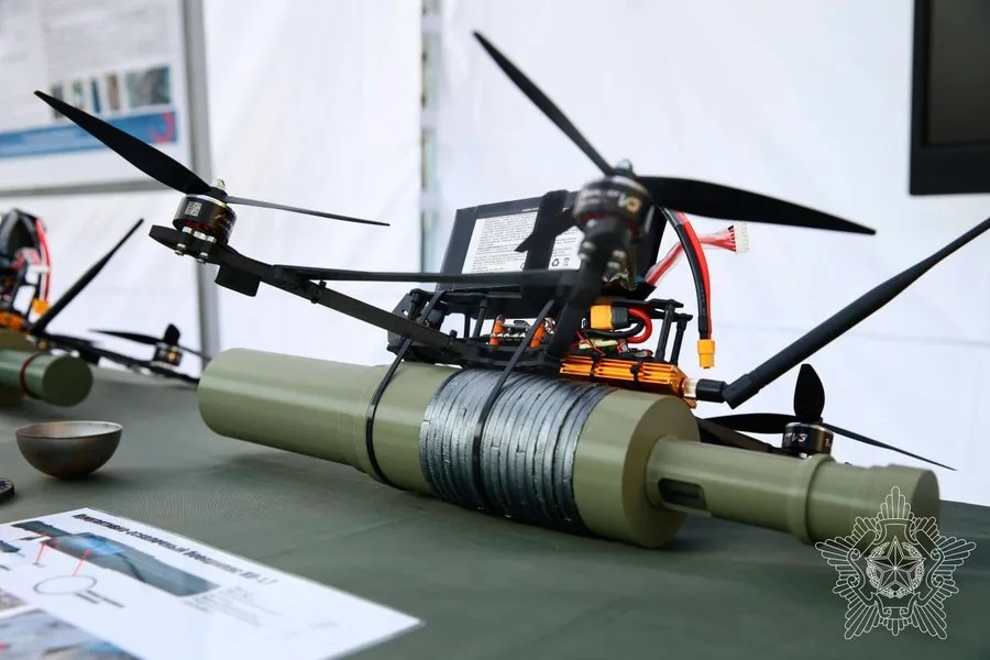 фото ударного FPV-дрона на выставке техники в Минске