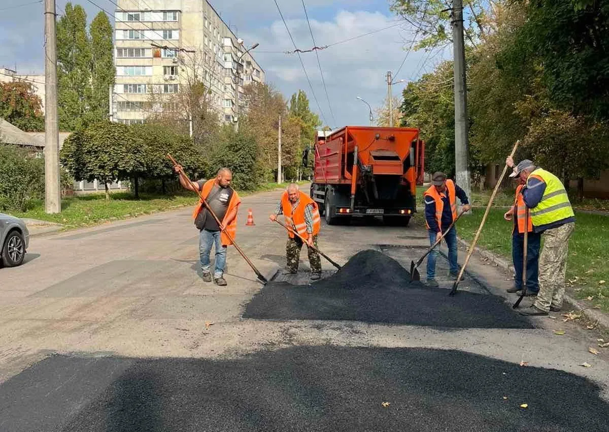 На вулиці В’ячеслава Чорновола в Черкасах ремонтували дорогу