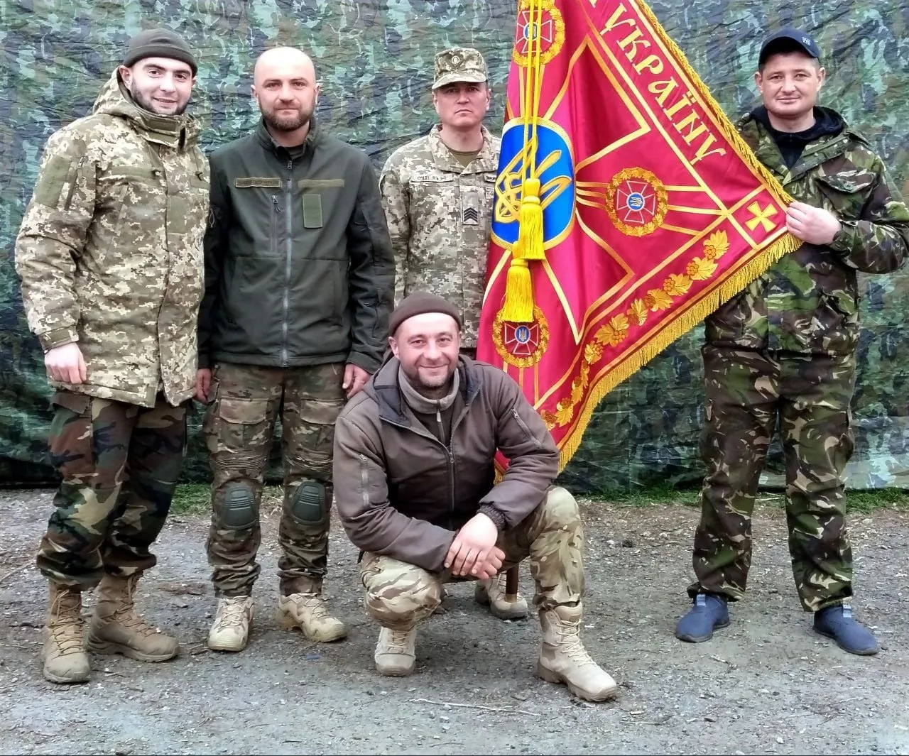 Військові з прапором