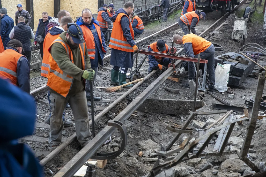 До ліквідації наслідків атаки на станції метро "Чернігівська" залучили понад 70 фахівців (фото)