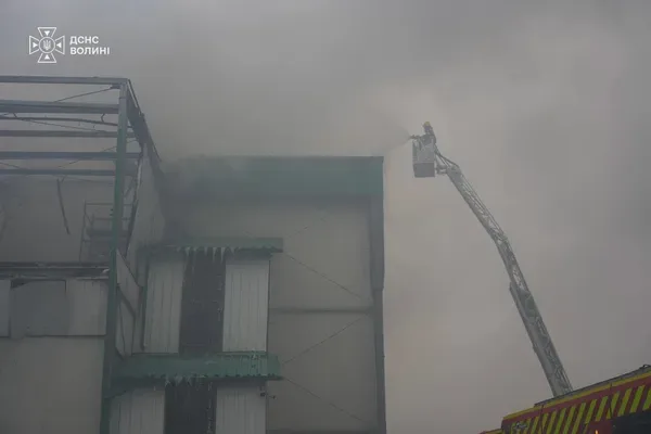 Пожежа після атаки дронів у Маневичах: чи є загроза витоку аміаку (фото)