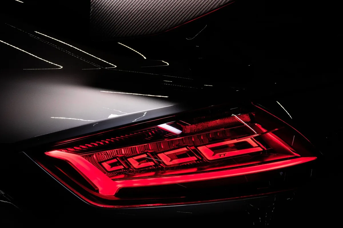 Задний фонарь Audi Q9 крупным планом
