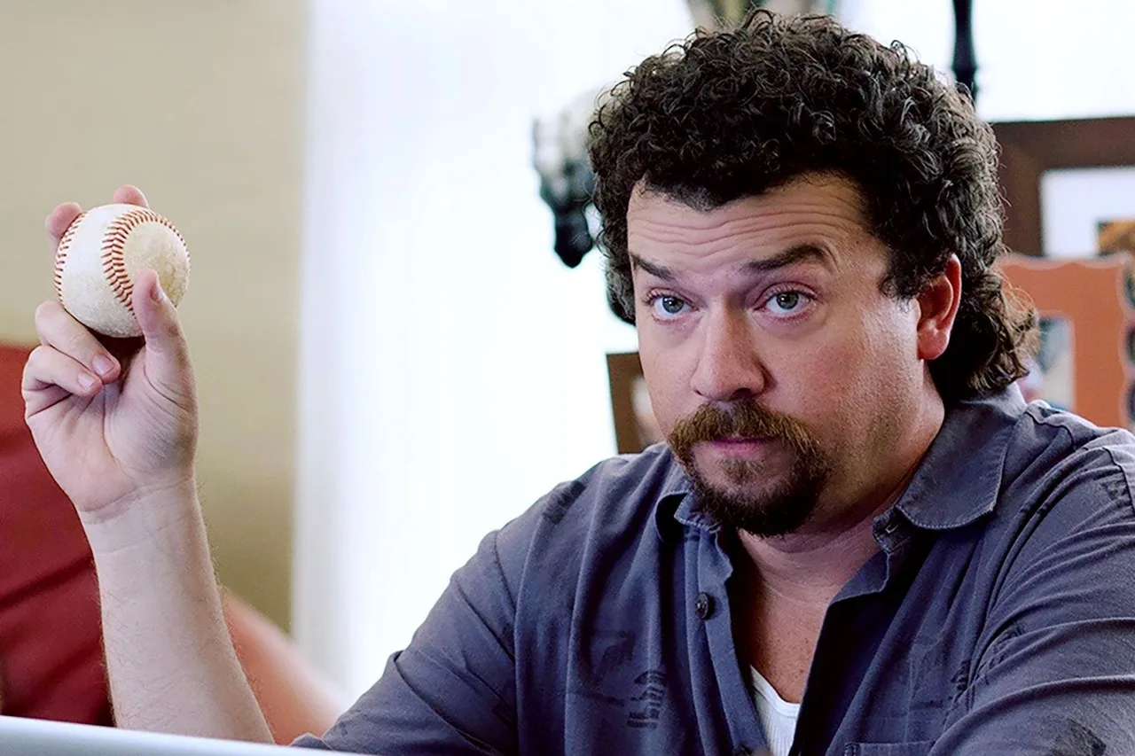 На дні (Eastbound & Down) 2009–2013