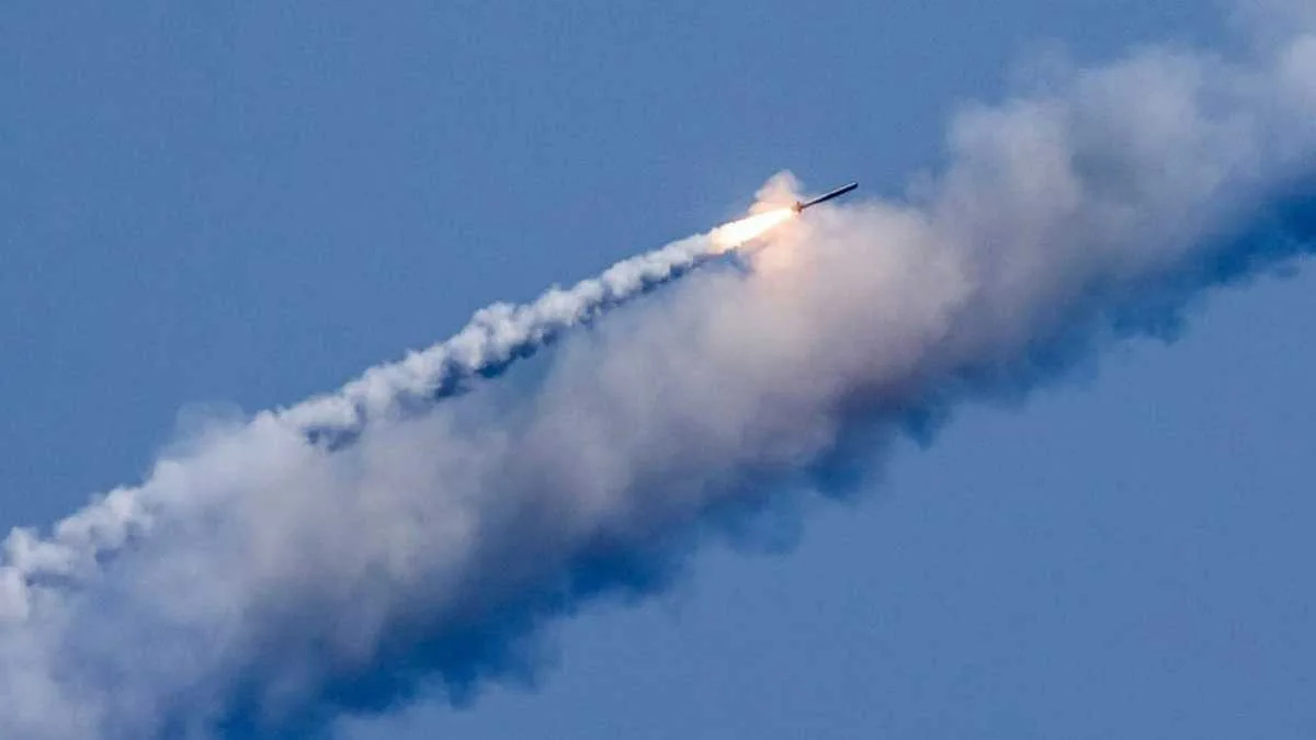 ракета летить високо у небі